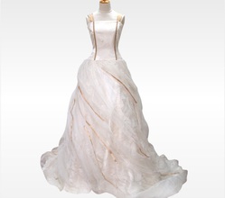 白無垢×ゴールドで魅せる個性派ドレス